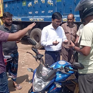 পাম্পে তেল নিতে আসা ৭ মোটরসাইকেলচালক গুণলেন জরিমানা