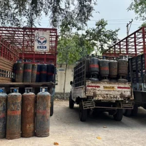 ভারতে কবরস্থান থেকে ৪১৪ গ্যাস সিলিন্ডার উদ্ধার