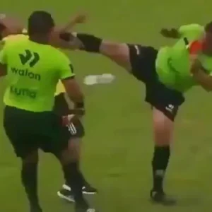 মাঠে বোতল হাতে আক্রমণের চেষ্টা, রেফারির কারাতে কিকে কুপোকাত