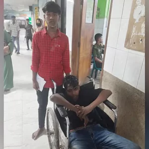 চলন্ত ট্রেনের ছাদ থেকে দুই কিশোরকে ফেলে দিল ছিনতাইকারীরা