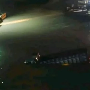 কালুরঘাটে ফেরির জন্য অপেক্ষা করা ট্রাক নিয়ন্ত্রণ হারিয়ে পড়লো কর্ণফুলী নদীতে