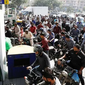 জ্বালানি সংকটে পাকিস্তান, এক রাতেই তেলের দাম বেড়ে দ্বিগুণ