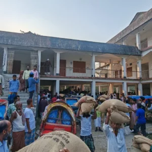 বাউফলে জেলেদের চাল আত্মসাত, সংবাদ প্রকাশ না করার অনুরোধ