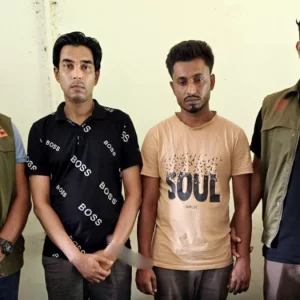 কুমিল্লায় অস্ত্র-গুলিসহ মাদক নিরাময় কেন্দ্রের চেয়ারম্যান ও কর্মচারী গ্রেপ্তার