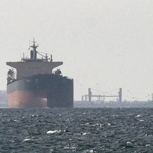 পারস্য উপসাগরে আটকা হাজারো নাবিক