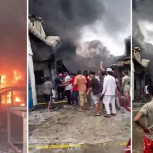 রাজধানীতে গ্যাসলাইট কারখানায় ভয়াবহ আগুন, নিয়ন্ত্রণে সাত ইউনিট