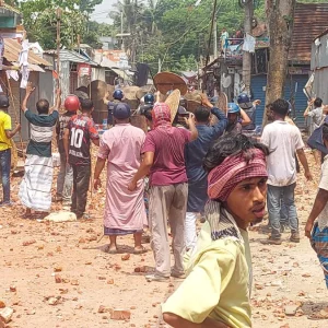 টানা দুইদিন ধরে চলছে এক গ্রামের বিপক্ষে ৮ গ্রামের সংঘর্ষ, আহত শতাধিক