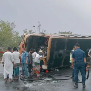 পদ্মা সেতু পার হতেই উল্টে গেলো যাত্রীবাহী বাস, আহত ১৫
