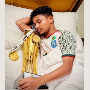 ট্রফি বুকে জড়িয়ে দেশে ফেরার অপেক্ষায় সাফজয়ী মোরশেদ