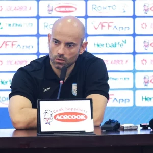 যাকে নিয়ে এত কথা তাকে রাখতে শত চেষ্টা