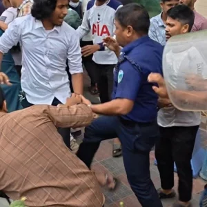 লক্ষ্মীপুরে ১৪৪ ধারা ভঙ্গ, ত্রিমুখী সংঘর্ষে ওসিসহ আহত ২০