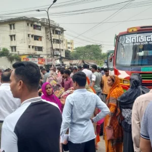 বেতনের দাবিতে তেজগাঁওয়ে পোশাককর্মীদের সড়ক অবরোধ