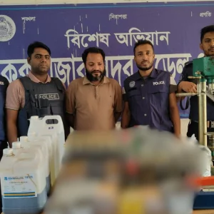 কক্সবাজারে নকল বিদেশি মদ ও সরঞ্জামসহ ব্যবসায়ী গ্রেপ্তার