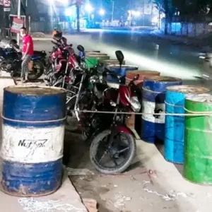 লাইনে মোটরসাইকেল দাঁড় করিয়ে গেস্ট হাউজে রাত কাটালেন চালকরা