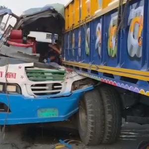 গাজীপুরে দাঁড়িয়ে থাকা ট্রা‌কে বা‌সের ধাক্কা, নিহত ২