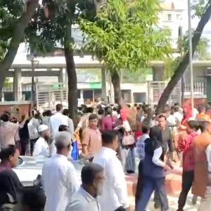 অটোপাস দাবিতে জাতীয় বিশ্ববিদ্যালয়ের ভিসির ওপর চড়াও শিক্ষার্থীরা