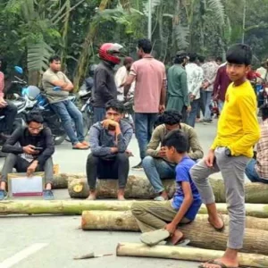 জামালপুরে জ্বালানি তেল না পেয়ে সড়ক অবরোধ