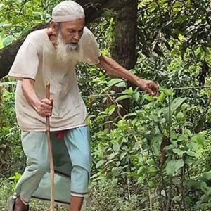 দড়ি ও বাঁশ ধরে মসজিদে যাওয়া সেই অন্ধ মুয়াজ্জিন মারা গেছেন