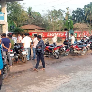 জ্বালানি পেতে পেট্রোল পাম্পে ভোগান্তি, সুযোগ নিচ্ছে খুচরা বিক্রেতারা