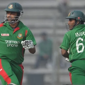 আশেপাশের ‘চাটুকার’ মানুষের থেকে সাবধানে থাকিস: তামিমকে ইমরুল কায়েস