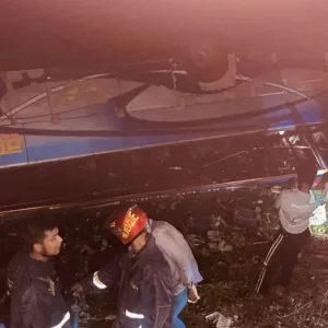 মধ্যরাতে নিয়ন্ত্রণ হারিয়ে যাত্রীবাহী বাস পড়ল জলাশয়ে, নিহত ১