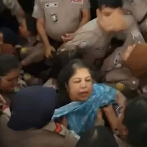 ভিড়ে পড়ে গিয়ে ব্যথায় চিৎকার শিরীন শারমিনের