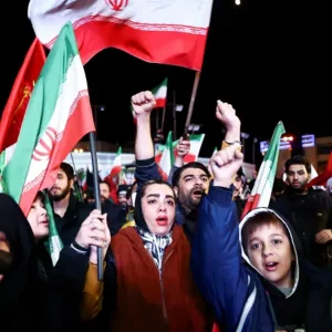 বাঁধভাঙা উল্লাসে রাস্তায় নেমেছেন ইরানিরা