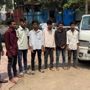 ডিবি সেজে তরুণীকে তুলে নিতে গিয়ে ‘প্রেমিক’সহ গ্রেপ্তার ৬