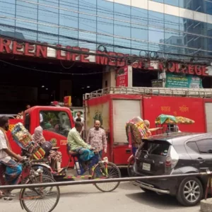 রাজধানীর গ্রিন লাইফ হাসপাতালে ধোঁয়া, কাজ করছে ফায়ার সার্ভিসের দুই ইউনিট