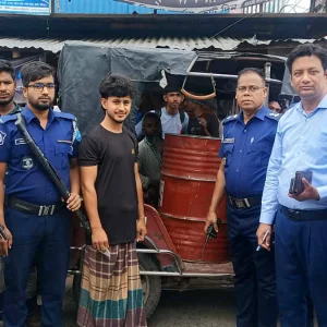 ইজিবাইকে ড্রামভর্তি পেট্রল পরিবহন, যুবককে জরিমানা