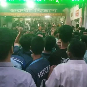 ঢাবি শিক্ষার্থীদের সঙ্গে ঢামেক চিকিৎসকদের হাতাহাতি, জরুরি বিভাগ বন্ধ 
