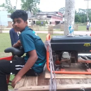 ৫ লিটার পেট্রোলের আশায় জেনারেটর ভ্যানে চড়িয়ে ১৩ কিলোমিটার পথ পাড়ি