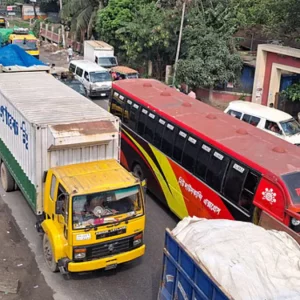 দাউদকান্দি মহাসড়কে পাঁচ কিলোমিটার দীর্ঘ যানজট, ভোগান্তিতে যাত্রীরা