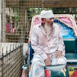 গলাচিপায় ৬৫ বছর বয়সী ছিনতাইকারীকে গণধোলাই