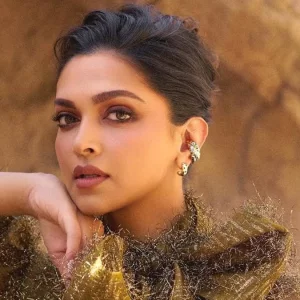 রাগ নয়, মজার ছলেই ট্রলকারীদের মুখ বন্ধ করলেন দীপিকা