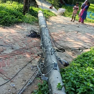 ঝড়ে বিপর্যস্ত মনোহরগঞ্জ, ৩৬ ঘন্টায়ও স্বাভাবিক হয়নি বিদ্যুৎ সরবরাহ