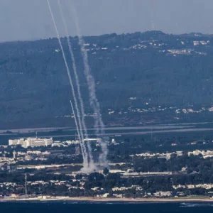 যুদ্ধবিরতি লঙ্ঘন করায় ইসরায়েলে মুহুর্মুহু ক্ষেপণাস্ত্র হামলা চালিয়েছে হিজবুল্লাহ