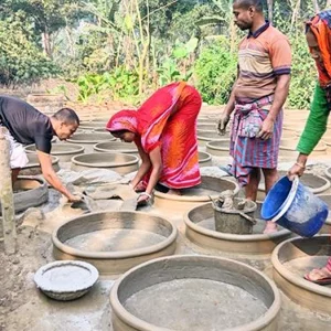 মৃৎশিল্প হারালেও পোড়ামাটির চাকিতে বেঁচে আছে পাল পরিবার
