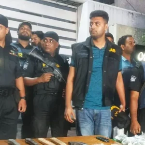 জেনেভা ক্যাম্পে র‍্যাবের অভিযানে অস্ত্র-মাদক উদ্ধার, গ্রেপ্তার ৩