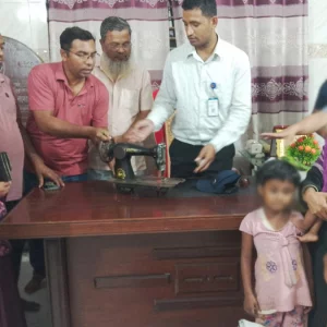 ইউনিয়ন পরিষদে ফেলে যাওয়া তিন সন্তানের কাছে ফিরলেন মা