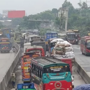 ঢাকা-চট্টগ্রাম মহাসড়কে থেমে থেমে চলছে গাড়ি, দিনভর দীর্ঘ যানজট