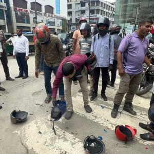 ডিএমপির উদ্যোগে গুলশানে হেলমেট ভাঙার ব্যতিক্রমী কর্মসূচি