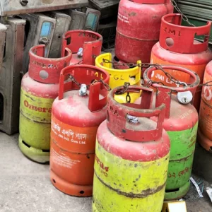 ১৩৪১ টাকার সিলিন্ডার বেড়ে ১৭২৮ টাকা, বিক্রি ২২০০-তে