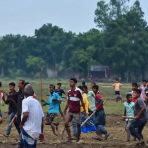 কবরস্থানের মাটি ভরাট করা নিয়ে দুই গ্রামবাসীর সংঘর্ষে আহত ১৫