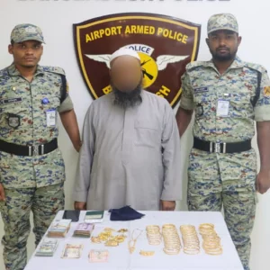 ঢাকা বিমানবন্দরে স্বর্ণ ও বৈদেশিক মুদ্রাসহ আটক ১