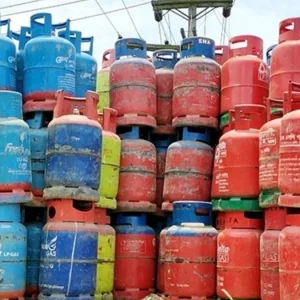 ৫০০ টাকা বেশিতে মিলছে এলপিজি সিলিন্ডার, বিপাকে ব্রাহ্মণবাড়িয়ার ক্রেতারা