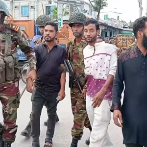 চাঁদাবাজি করতে গিয়ে সেনাবাহিনীর হাতে আটক ৪
