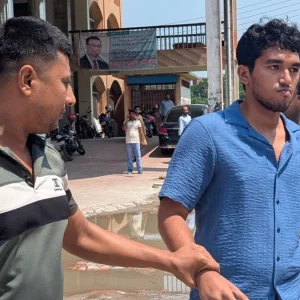 ভর্তি পরীক্ষায় বহিষ্কার হয়ে ৪ স্টাফকে মারধর, পরীক্ষার্থীকে পুলিশে সোপর্দ