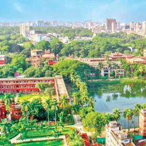 শহুরে কোলাহলে সবুজে ঘেরা বর্ণিল ঢাকা বিশ্ববিদ্যালয় ক্যাম্পাস