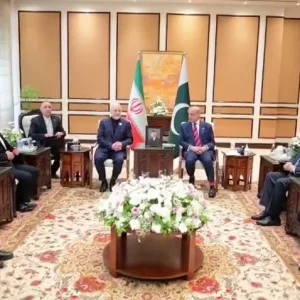 পাকিস্তানের প্রধানমন্ত্রী শাহবাজ শরিফের সঙ্গে ইরানি প্রতিনিধিদলের বৈঠক